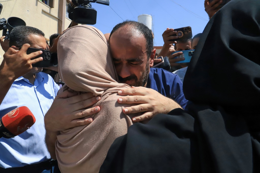 التقرير الذي نشرته المجلة الألمانية يأخذنا في رحلة داخل سجون الاحتلال، حيث يتم احتجاز الآلاف دون تهم محددة أو محاكمة عادلة (أ ف ب)