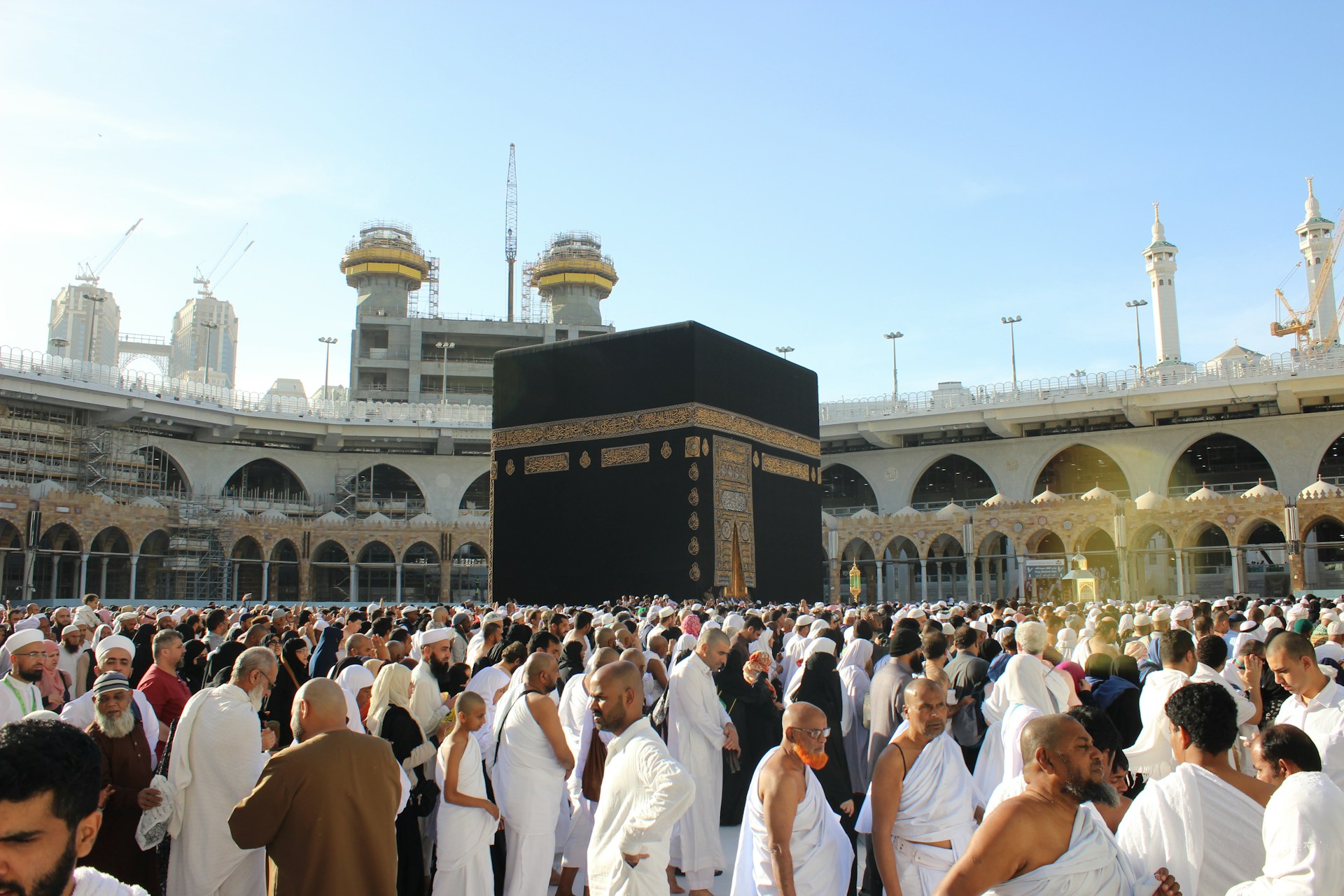 على خطى الأندلسيين.. 3 إسبان في طريقهم إلى الحج على ظهور الخيل يحطون الرحال في إسطنبول (أونسبلاش)
