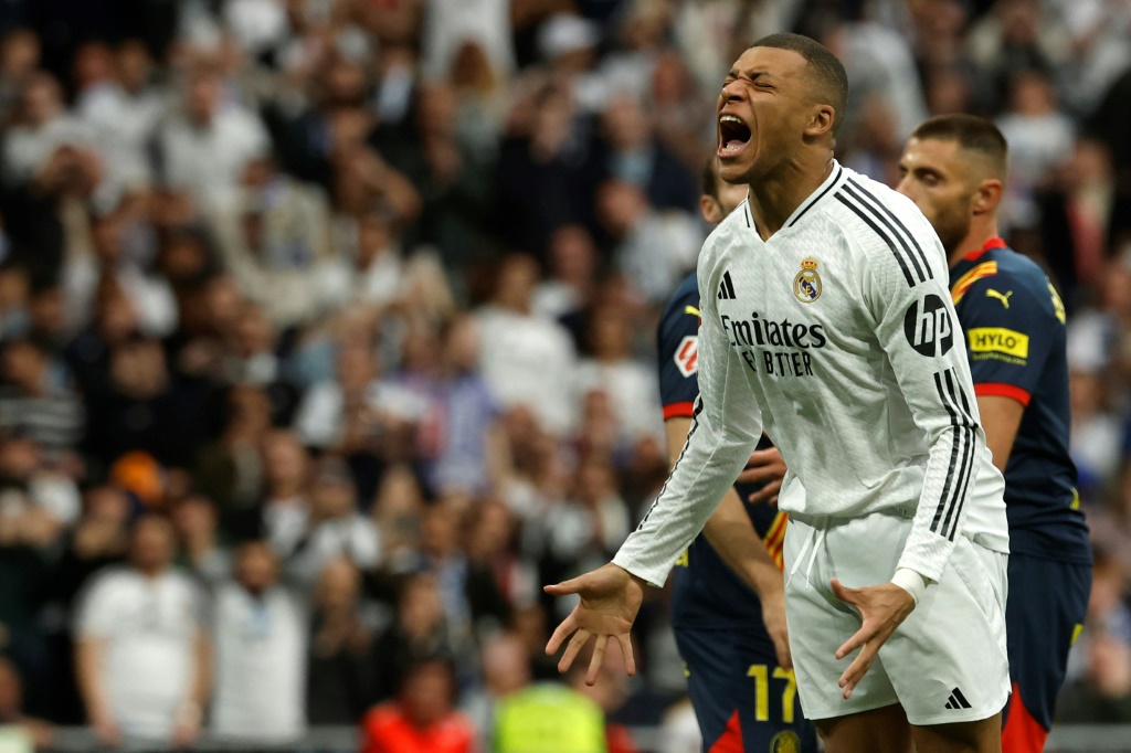 تفاعُل الفرنسي كيليان مبابي مهاجم ريال مدريد بعد إضاعته فرصة بمواجهة جيرونا في الدوري الإسباني لكرة القدم. سانتياغو برنابيو، مدريد، في 23 شباط/فبراير 2025 (أ ف ب)   