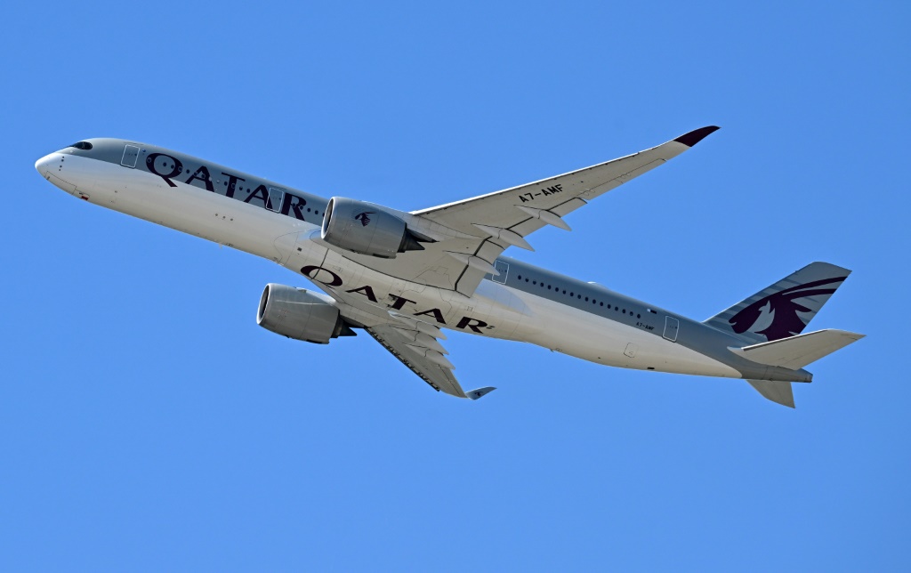 طائرة الخطوط الجوية القطرية إيرباص A350 تقلع من مطار فرانز جوزيف شتراوس في ميونيخ، جنوب ألمانيا، في 29 حزيران/يونيو 2023 (أ ف ب)   
