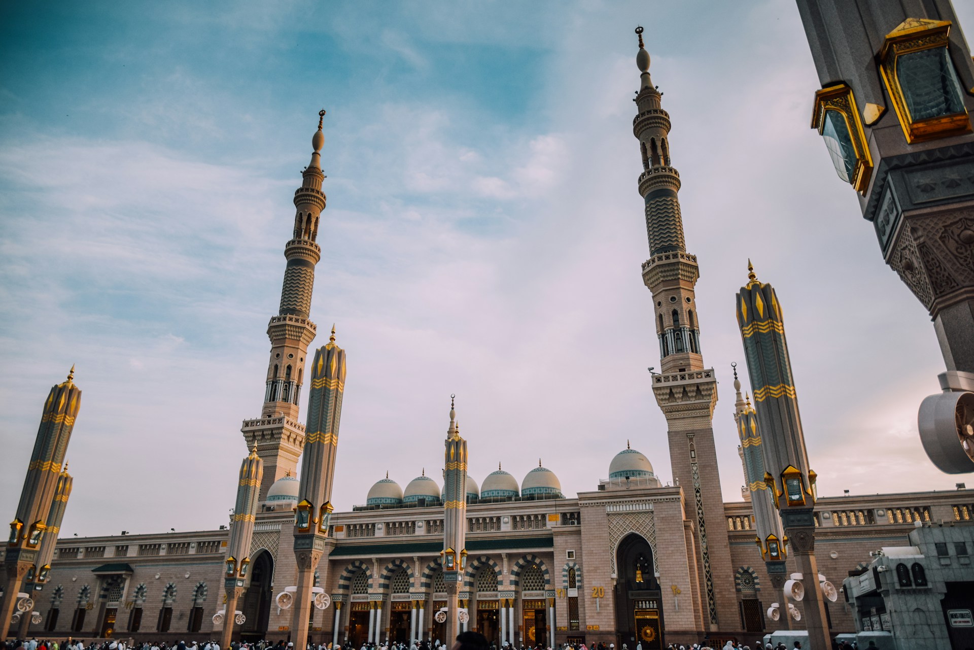 السعودية.. لقطات لتركيات يجهزن الكفتة في الحرم النبوي تثير جدلا على مواقع التواصل (أونسبلاش)