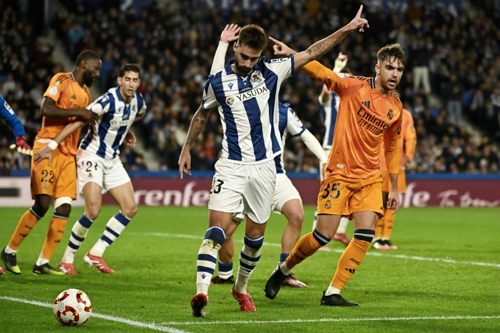 مدافع ريال مدريد راوول أسنسيو (يمين) خلال المباراة امام ريال سوسييداد ضمن ذهاب نصف نهائي كأس إسبانيا لكرة القدم الاربعاء في 26 شباط/فبراير 2025 (أ ف ب)   
