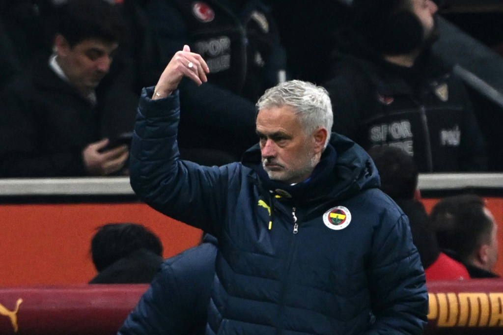 المدرب البرتغالي جوزيه مورينيو خلال مباراة فريقه فنربهتشه مع غريمه غلطة سراي في الدوري التركي لكرة القدم. اسطنبول في 24 شباط/فبراير 2025 (أ ف ب)   