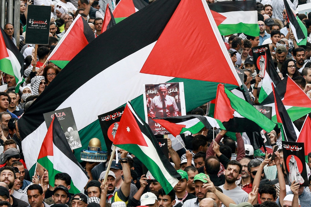 تقول المجلة إن سوريا ولبنان شهدا مخاضًا سياسيًا وتغيرات في الأشهر الأخيرة (أ ف ب)