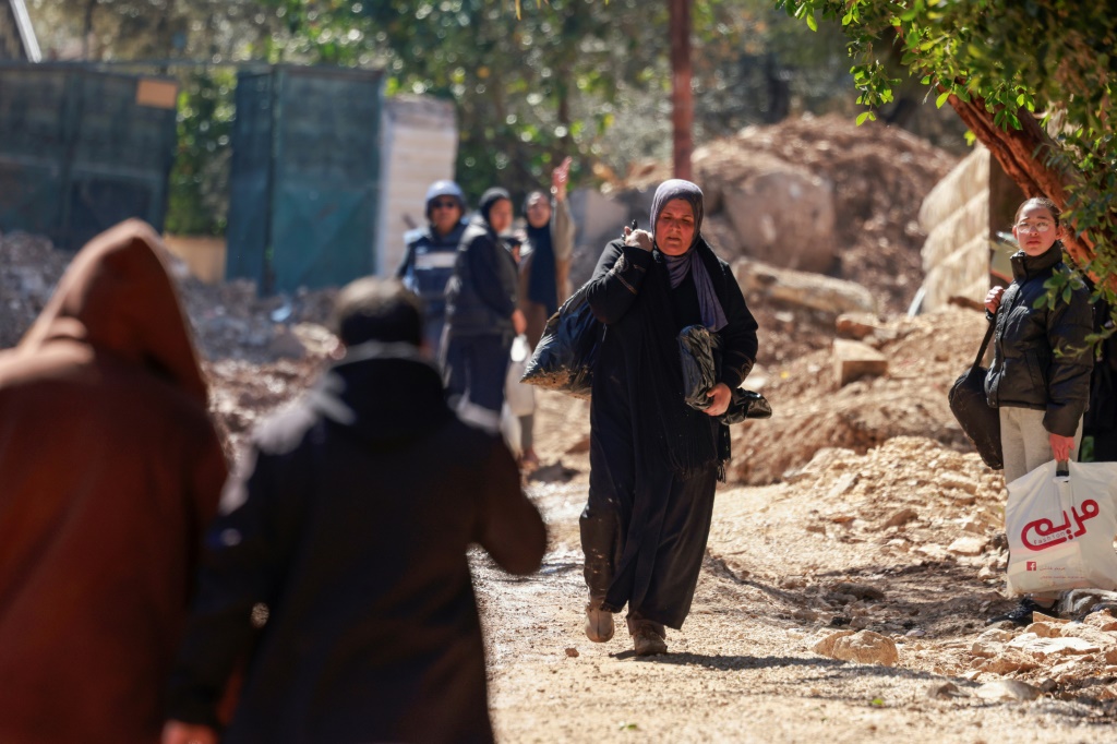 فلسطينيون يغادرون مخيم جنين في الضفة الغربية في 25 شباط/فبراير 2025 (أ ف ب)   