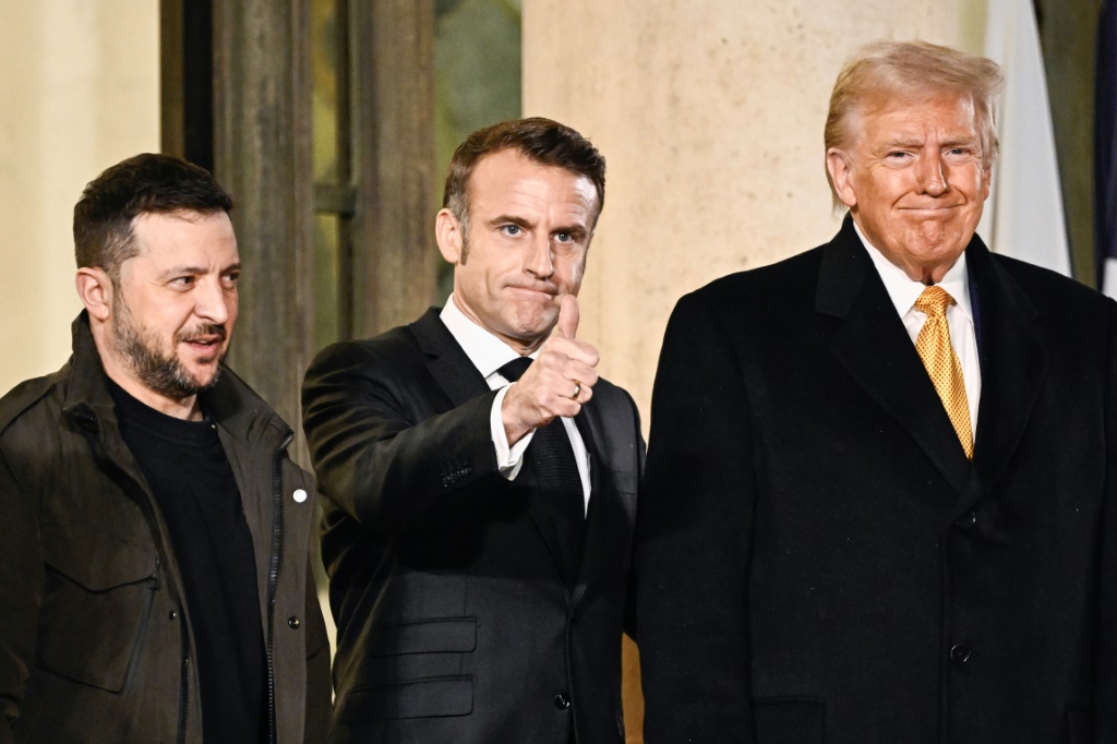 أعاد الكاتب إلى الذاكرة أن ترامب كان قد وصف الاتحاد الأوروبي، في ولايته الأولى، بالعدو الذي أُنشئ “لإلحاق الأذى بالولايات المتحدة في مجال التجارة” (أ ف ب)