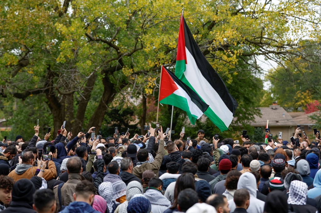 مشهد عام من جنازة الطفل وديع الفيومي في مقبرة باركهلوم بدينة لاغرانغ ولاية إيلينوي في 16 تشرين الأول/أكتوبر 2024 (أ ف ب)   