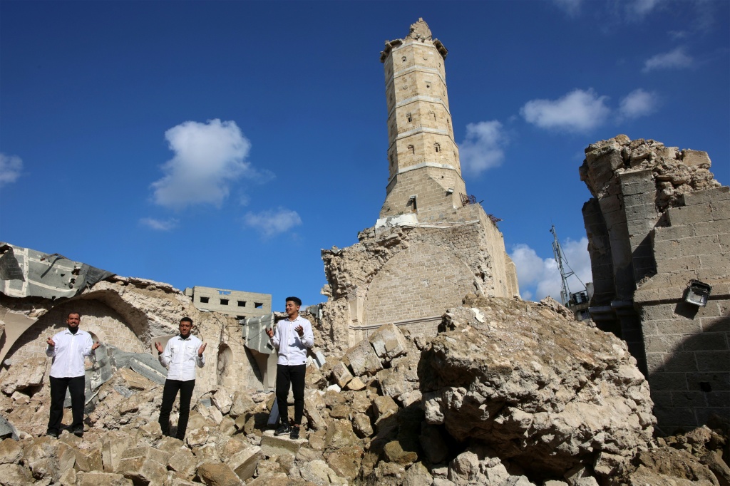 غزيون يصلون وسط الأنقاض والحطام في جزء مدمر من المسجد العمري التاريخي في مدينة غزة في اليوم الأول من شهر رمضان في الأول من آذار/مارس 2025 (أ ف ب)   