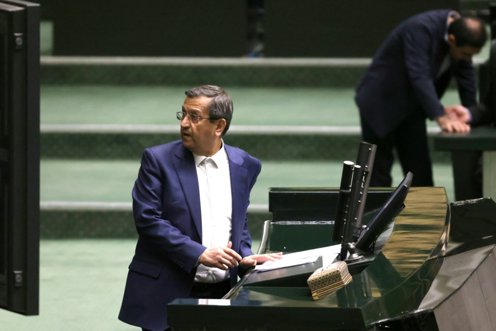 وزير المال الإيراني عبد الناصر همتي يلقي كلمة أمام البرلمان في طهران في الثاني من آذار/مارس 2025 (أ ف ب)   