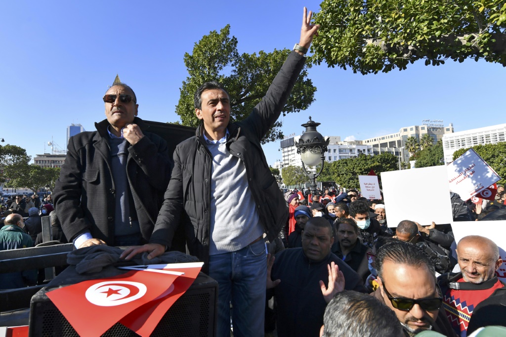 جوهر بن مبارك، عضو حملة "مواطنون ضد الانقلاب"، خلال تظاهرة ضد الرئيس قيس سعيّد في 17 كانون الأول/ديسمبر 2021 في العاصمة تونس (أ ف ب)   