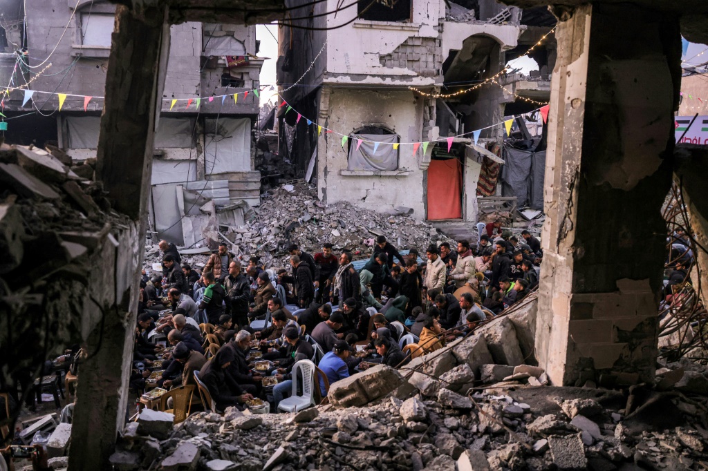    فلسطينيون يستعدون للإفطار في جباليا بشمال قطاع غزة (أ ف ب)   