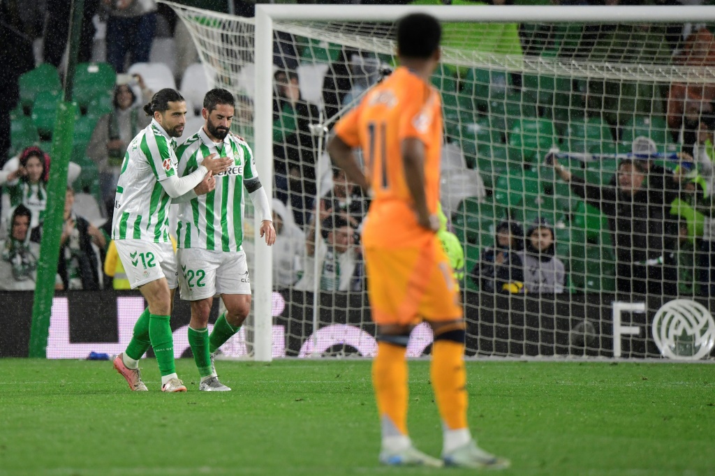 إيسكو يقود ريال بيتيس لفوز ثمين ضد فريقه السابق ريال مدريد السبت ضمن المرحلة 26 من الدوري الإسباني لكرة القدم (أ ف ب)   
