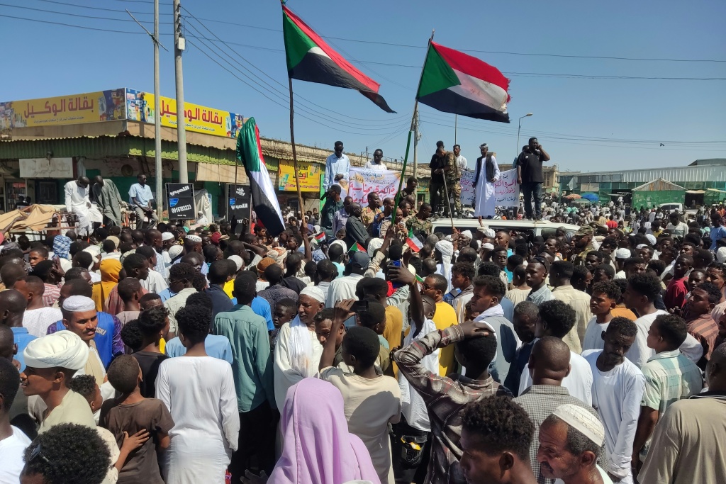 سودانيون يتظاهرون تضامنا مع الجيش في مدينة القضارف بشرق البلاد في 22 شباط/فبراير 2025 (أ ف ب)   