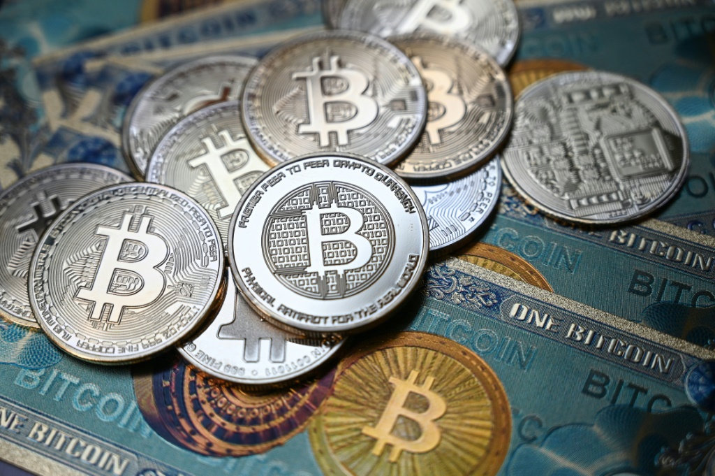 قطع معدنية ترمز لعملة البيتكوين في اسطنبول في 19 تموز/يوليو 2021 (أ ف ب)   