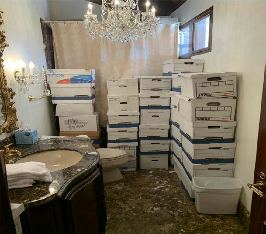    صورة غير مؤرخة لوزارة العدل الأميركية تظهر صناديق يعتقد أنها تحتوي على وثائق مصنفة سرية تم ضبطها في دارة الرئيس السابق دونالد ترامب في مارالاغو (أ ف ب)   
