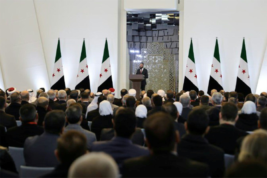 الرئيس السوري أحمد الشرع يتحدث خلال مؤتمر الحوار الوطني في دمشق في 25 شباط/فبراير 2025 (أ ف ب)   