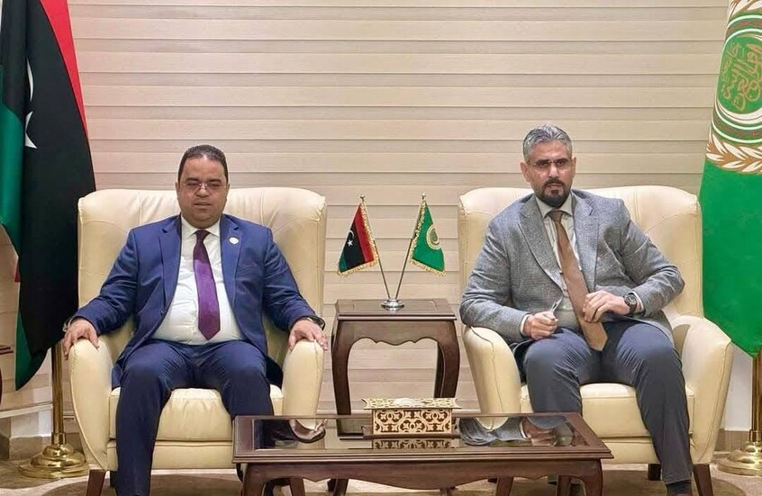 وزير العمل في حكومة الوحدة الوطنية الليبية علي العابد خلال لقائه القائم بأعمال سفير ليبيا لدى مصر عبدالمطلب ثابت / وزارة العمل الليبية