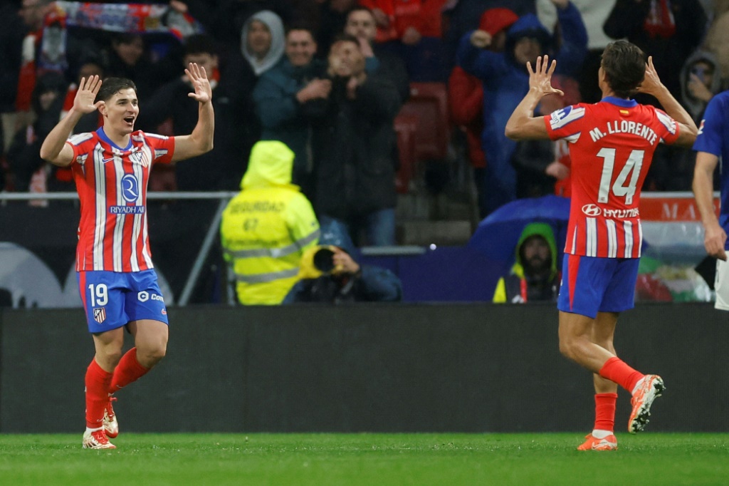 مهاجم اتلتيكو مدريد الارجنتيني خوليان الفاريس (يسار) محتفلا بتسجيله هدف المباراة الوحيد لفريقه في مرمى اتلتيك بلباو في الدوري الاسباني لكرة القدم. الاول من اذار/مارس 2025 (أ ف ب)   
