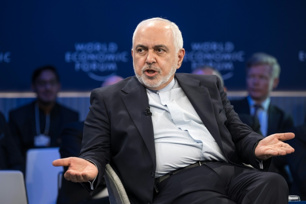 نائب الرئيس الإيراني للشؤون الاستراتيجية محمد جواد ظريف أثناء مخاطبته الجمهور خلال الاجتماع السنوي للمنتدى الاقتصادي العالمي في دافوس في 22 كانون الثاني/يناير 2025. (أ ف ب)   