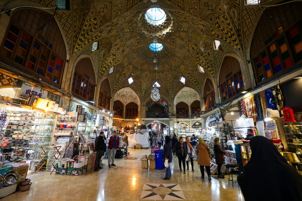 لقطة من داخل بازار طهران في الثالث من آذار/مارس 2025 (أ ف ب)   