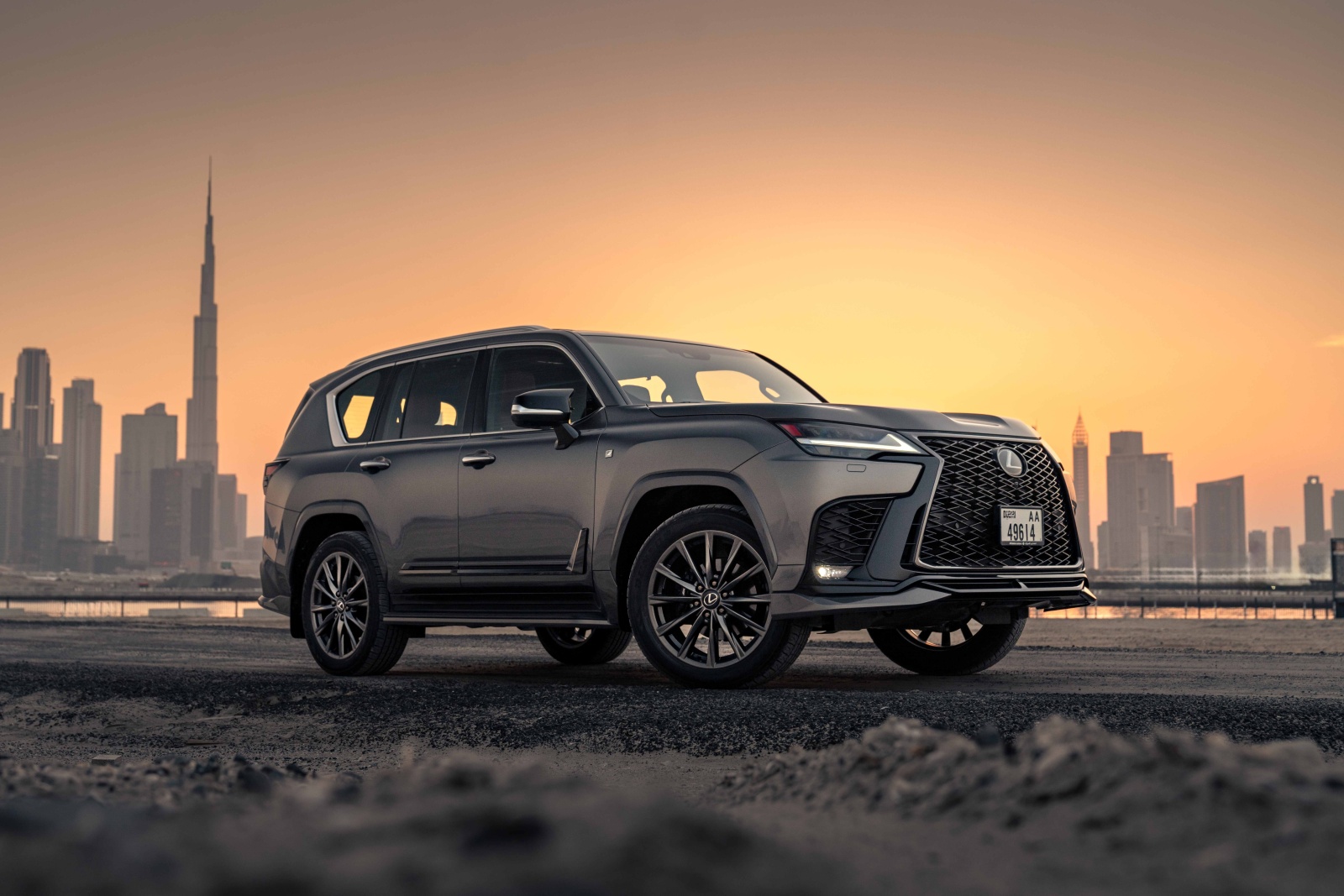تستفيد Lexus LX من تصميم يوحي بعضلات مفتولة، خاصةً من خلال الرفارف الأمامية والخلفية المنتفخة - المصدر: Lexus