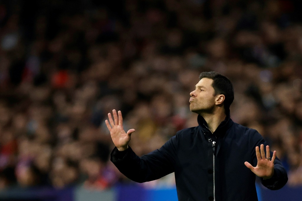 المدرب الاسباني تشابي ألونسو خلال مباراة فريقه باير ليفركوزن الألماني مع اتلتيكو مدريد الإسباني في دوري أبطال أوروبا لكرة القدم. مدريد في 21 كانون الثاني/يناير 2025 (أ ف ب)   
