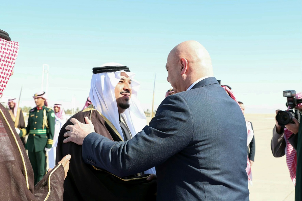 الرئيس اللبناني جوزاف عون لدى وصوله الى السعودية حيث كان في استقباله نائب امير الرياض في الثالث من اذار/مارس 2025 (أ ف ب)   