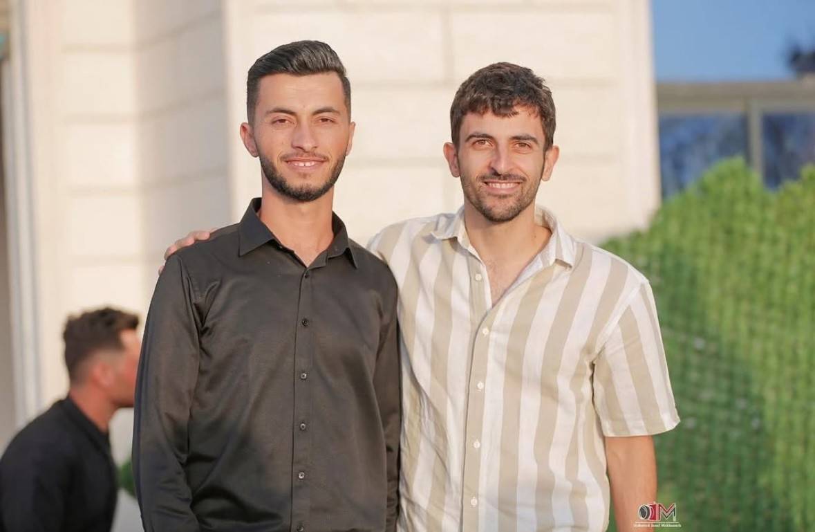 الصحافي الإسرائيلي يوفال أبراهام مع الناشط باسل عدرا يوم خطوبته (إنستغرام)