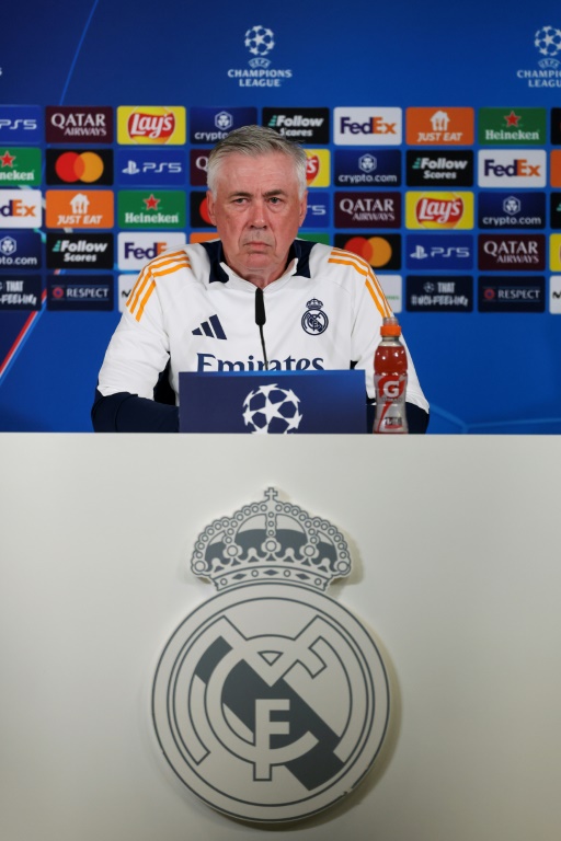 الإيطالي كارلو أنشيلوتي مدرب ريال مدريد الإسباني خلال مؤتمر صحافي عشية مباراة ذهاب دور ثمن النهائي لدوري أبطال أوروبا أمام أتلتيكو مدريد في مدينة ريال مدريد الرياضية في فالديباس، على مشارف مدريد، في 3 آذر/مارس 2025 (ا ف ب)   