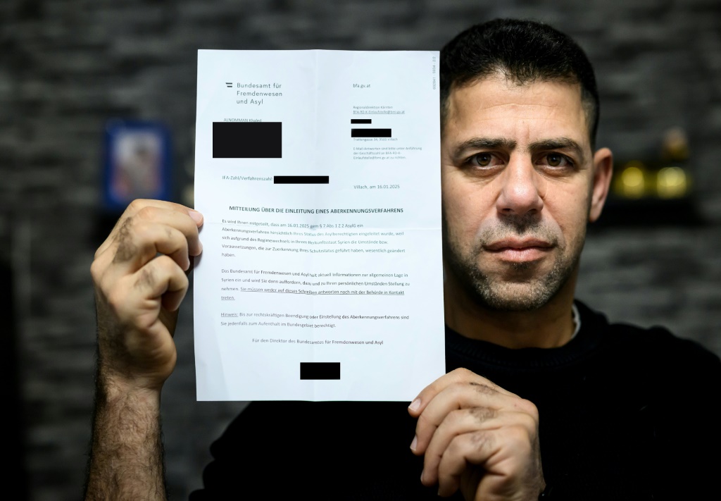 السوري خالد النعمان يظهر رسالة الحكومة النمسوية التي تخبره باحتمال ترحيل، في 19 شباط/فبراير 2025 في فينر نويشتات (أ ف ب)   