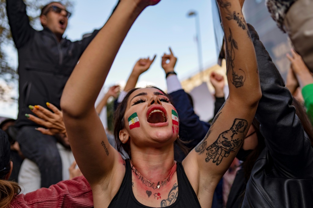 متظاهرون خلال مسيرة أمام القنصلية الإيرانية في إسطنبول في 17 تشرين الاول/أكتوبر 2022 (أ ف ب)   