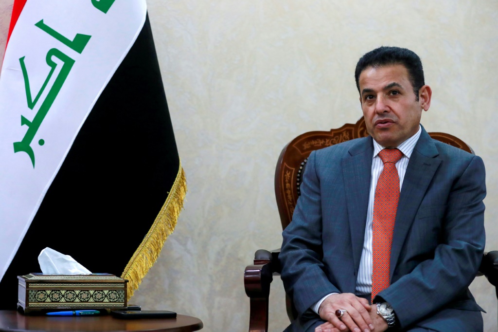 مستشار الأمن القومي العراقي قاسم الأعرجي في مقابلة مع وكالة فرانس برس في بغداد في الخامس من آذار/مارس 2025 (أ ف ب)   