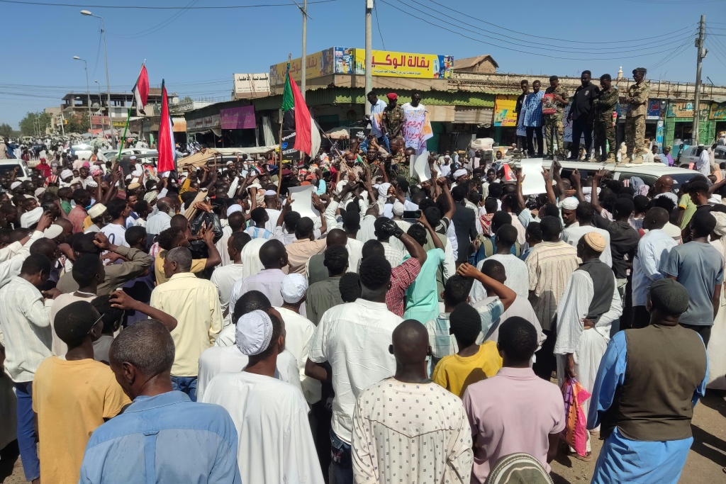 سودانيون يشاركون في احتجاج دعما للجيش في مدينة القضارف في شرق البلاد في 22 شباط/فبراير 2025 (أ ف ب)   