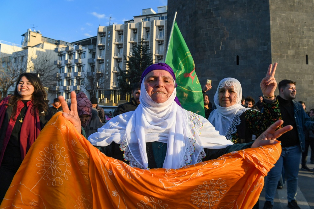 أكراد يحتفلون في مدينة دياربكر التركية بدعوة الزعيم عبدالله أوجلان حزب العمال الكردستاني الى إلقاء السلاح في 27 شباط/فبراير 2025 (أ ف ب)   