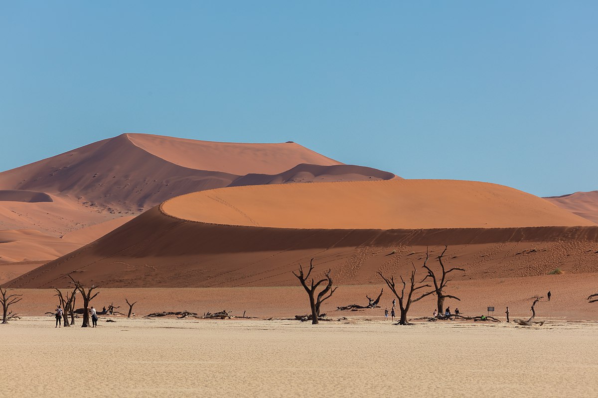 صورة تبرز جمال الموقع الطبيعي وادي الموت المميز بتشكيلاته الجيولوجية الفريدة..ناميبيا - المصدر: Wikimedia 