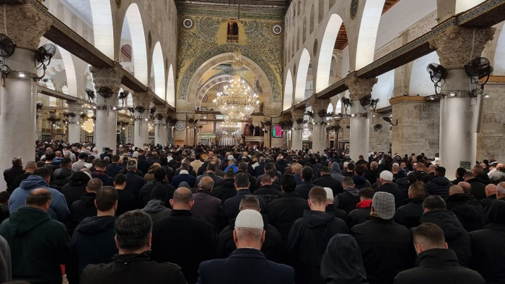 60 ألفا يؤدون صلاتي العشاء والتراويح في رحاب المسجد الأقصى. (وفا)