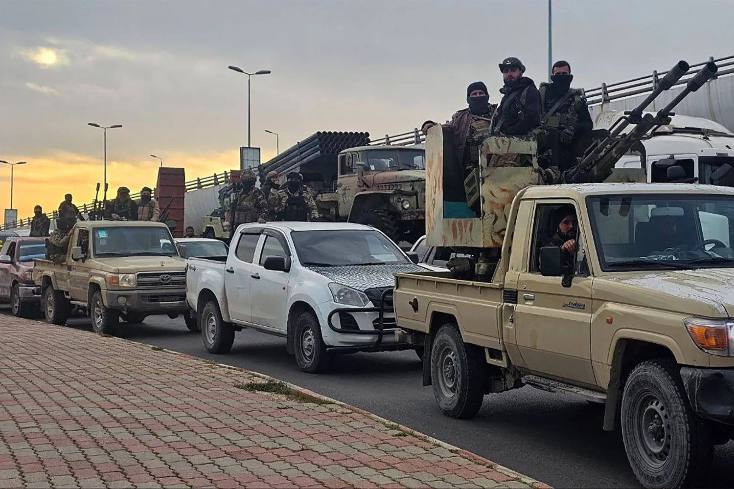 قوات الجيش السوري تتجه إلى طرطوس بالأسلحة الثقيلة لمحاربة المقاتلين المرتبطين بالرئيس المخلوع بشار الأسد (سانا - أ.ف.ب)