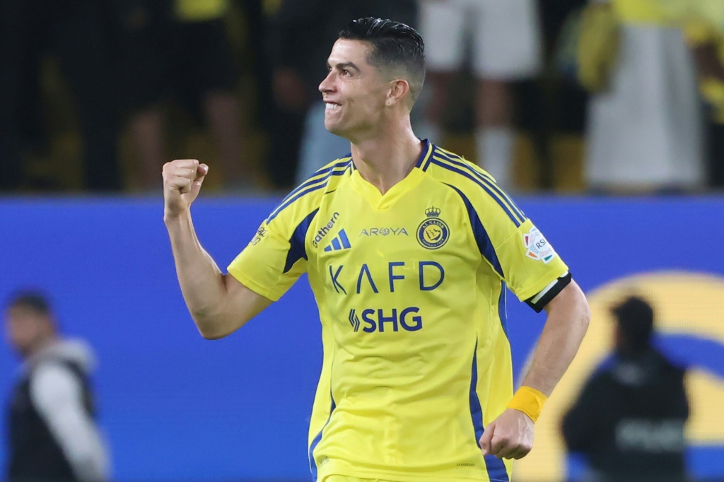 البرتغالي كريستيانو رونالدو نجم النصر فرحا بهدفه في مرمى الشباب على ملعب الاول بارك في الرياض في 7 آذار/مارس 2025 (أ ف ب)   