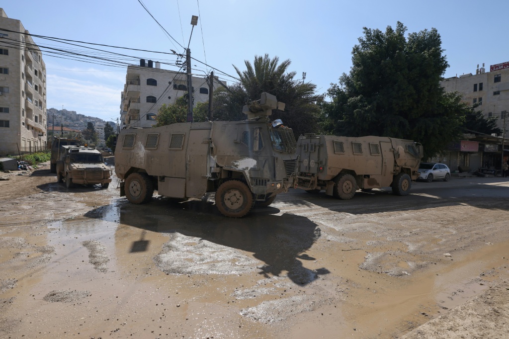 أوضحت الوكالة أن "قوات الاحتلال اعتقلت الشاب بلال ماهر من بلدة سلواد، وداهمت صالون حلاقة ودمرت محتوياته" (أ ف ب)