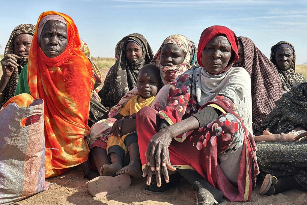 نازحون سودانيون في مخيم قرب قرية الطويلة في شمال دارفور في 11 شباط/فبراير 2025 (أ ف ب)   