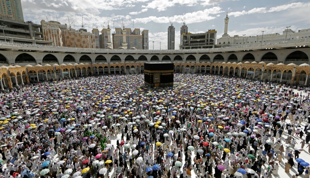 أوضحت الهيئة أن "استخدام هذه التقنية بدأ في المداخل الرئيسة، وسيوسَّع نطاقها تدريجيا لتعزيز كفاءة أنظمة إدارة الحشود وتطوير وسائل مراقبة التدفقات البشرية داخل المسجد الحرام (أ ف ب)