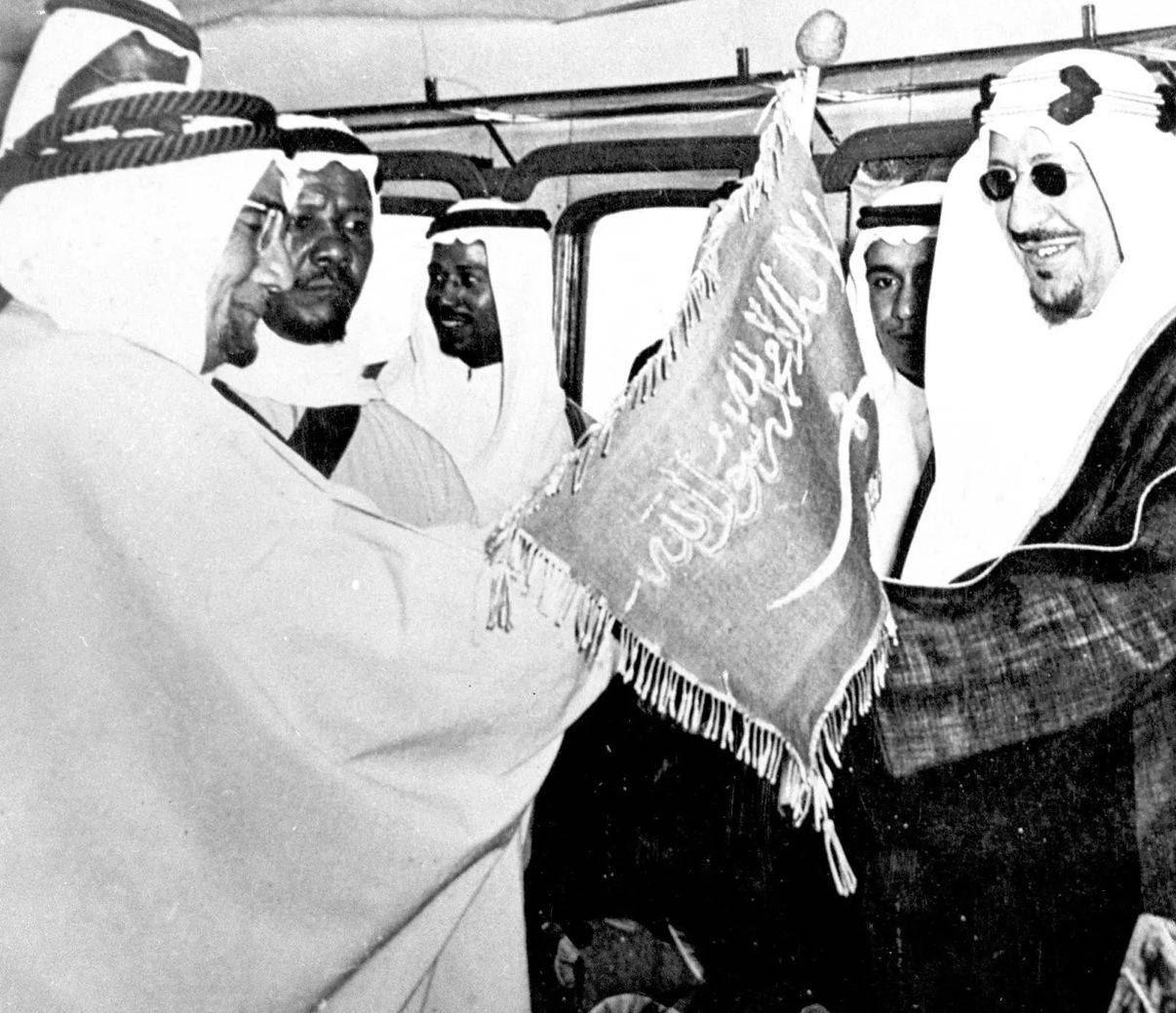 الملك سعود يتسلم العلم السعودي في إحدى المناسبات (واس)
