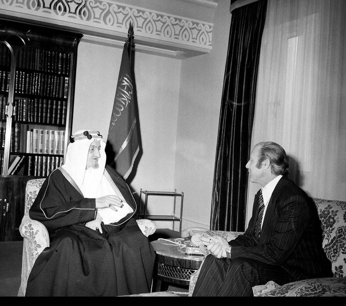 الملك فيصل وبجانبه العلم السعودي (واس)