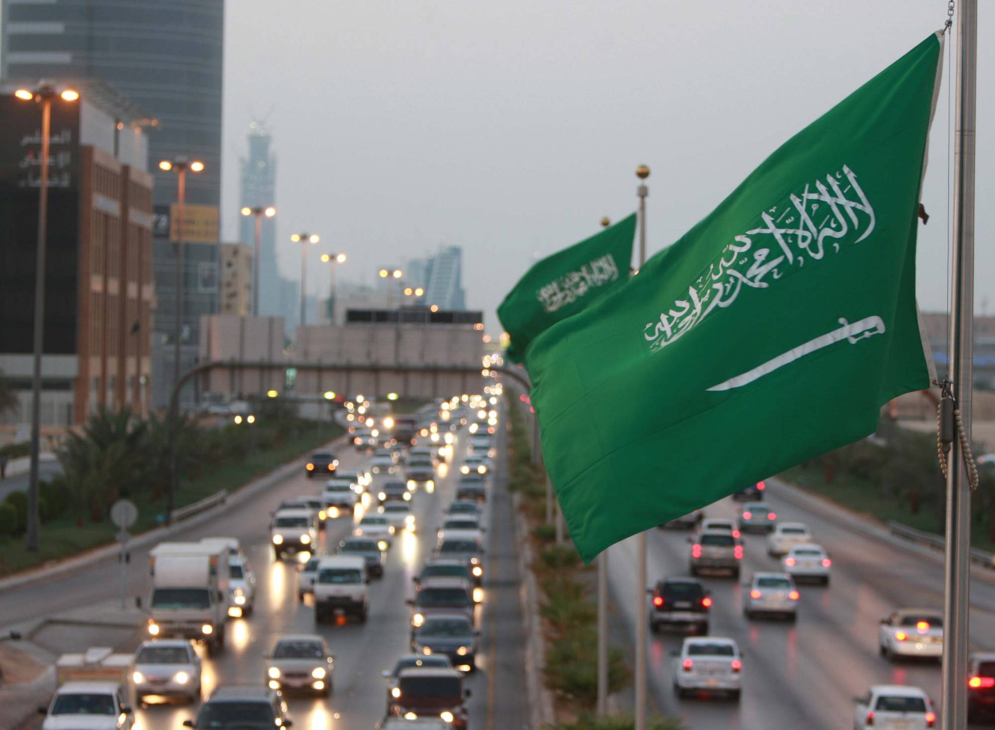 العلم السعودي حضر في مختلف المناسبات (الشرق الأوسط)
