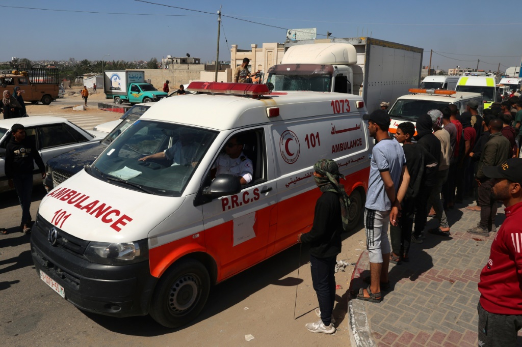 فاد مصدر طبي، بمقتل سيدة فلسطينية بنيران طائرة مسيرة إسرائيلية في بلدة "الشوكة" الحدودية شرق مدينة رفح(ا ف ب)