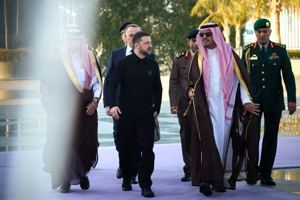 استعرض الجانبان "الجهود المبذولة لتحقيق سلام دائم وعادل وشامل في أوكرانيا" (أ ف ب)