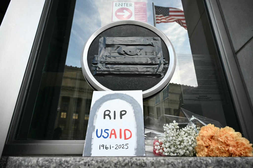 تكريمات موضوعة تحت ختم مغطى للوكالة الأميركية للتنمية الدولية (USAID) في مقرها الرئيسي في واشنطن العاصمة في 7 شباط/فبراير 2025 (ا ف ب)   