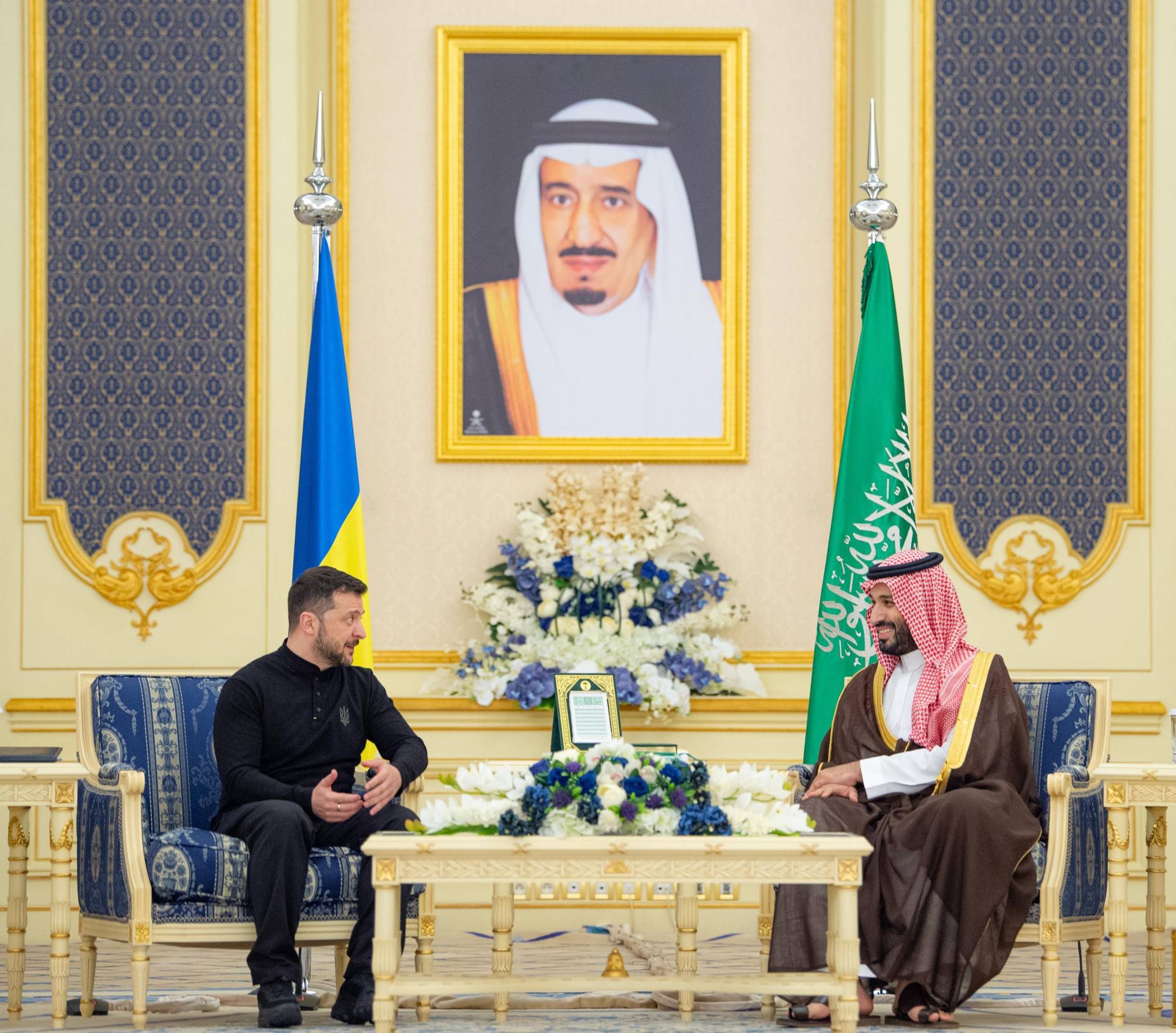 ولي العهد السعودي والرئيس الأوكراني خلال جلسة مباحثات رسمية بقصر السلام في جدة الاثنين (واس)
