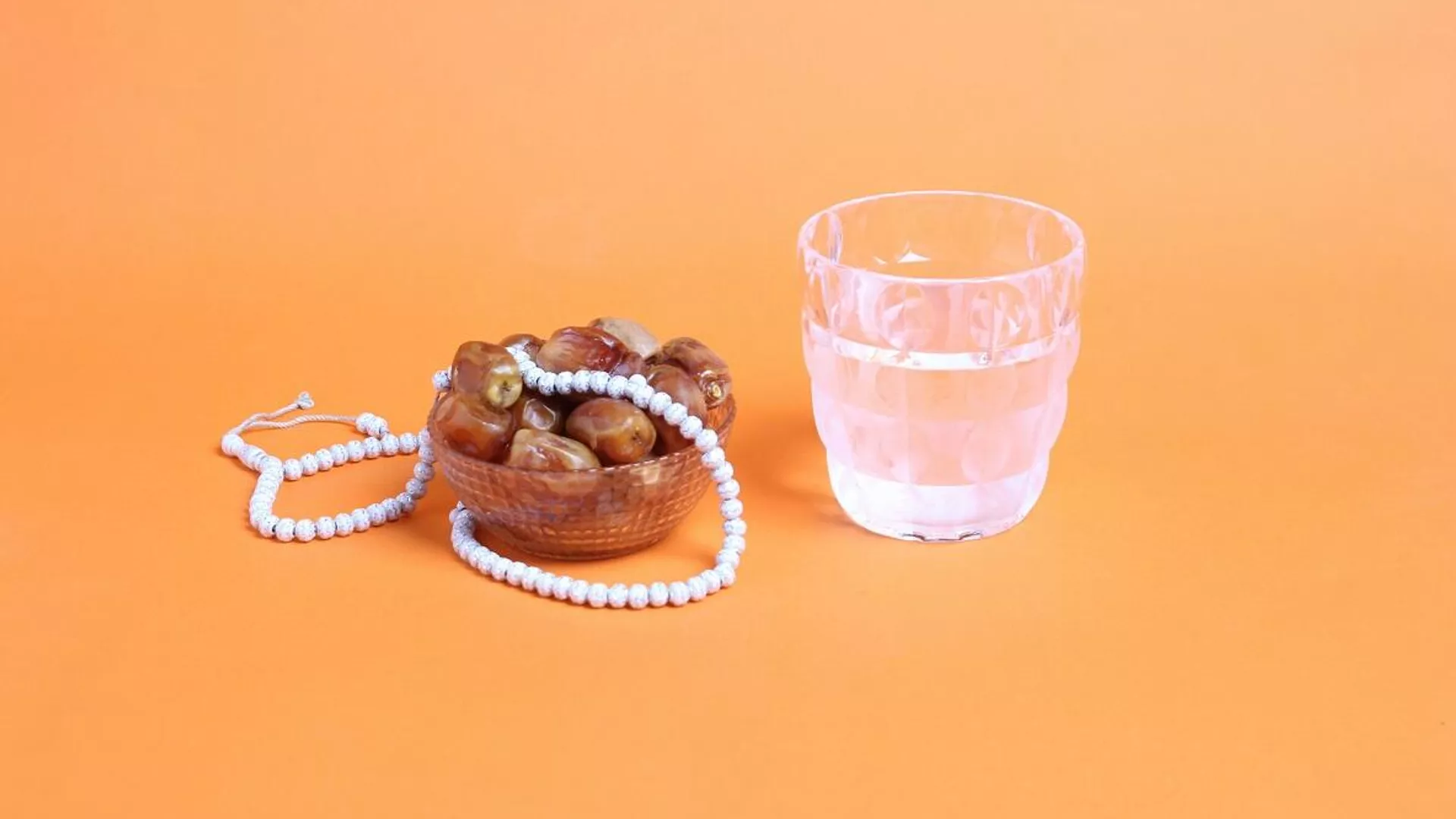 الإفطار في شهر رمضان بتناول التمر والماء (أونسبلاش)