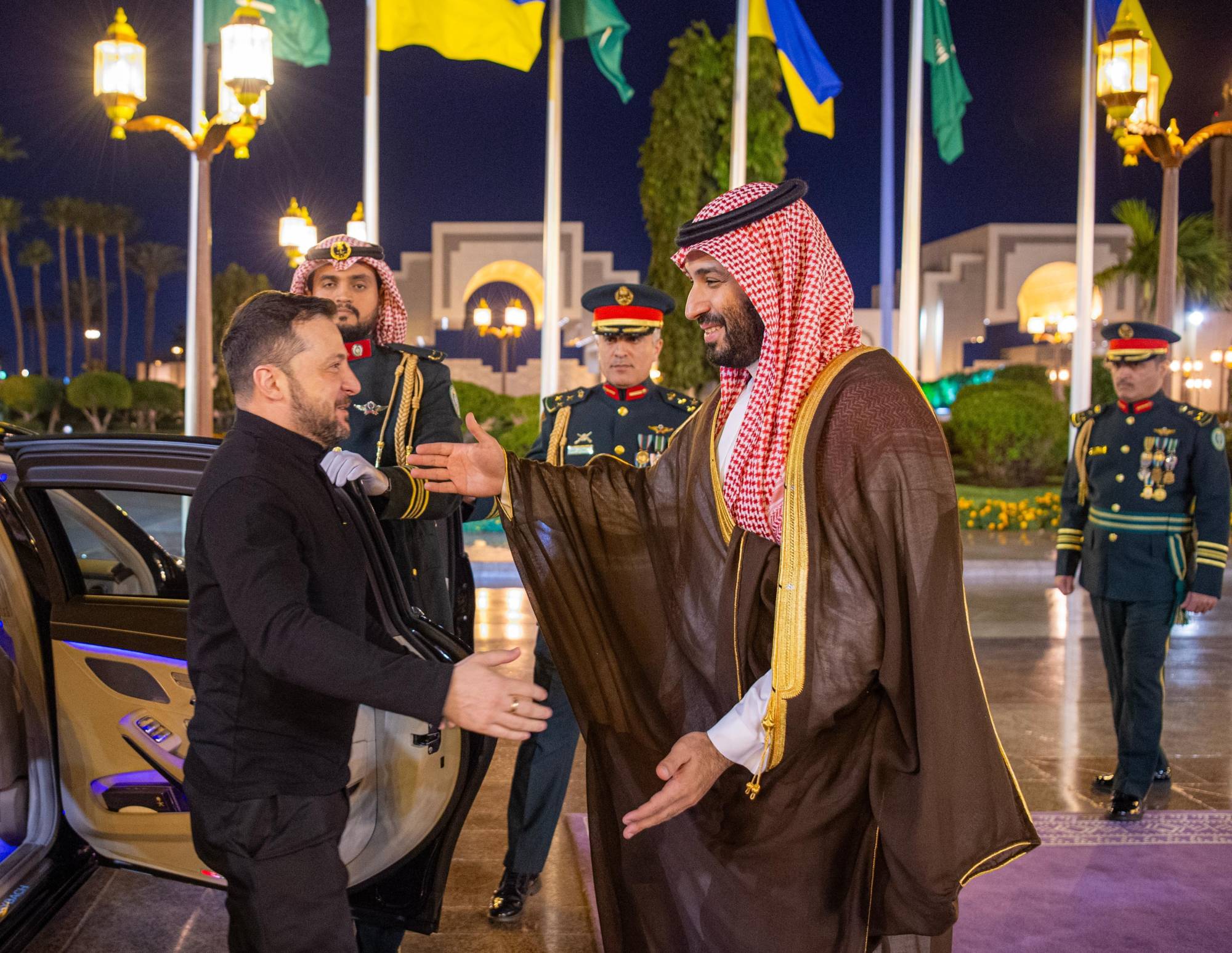 ولي العهد السعودي والرئيس الأوكراني خلال جلسة مباحثات رسمية بقصر السلام في جدة الاثنين (واس)